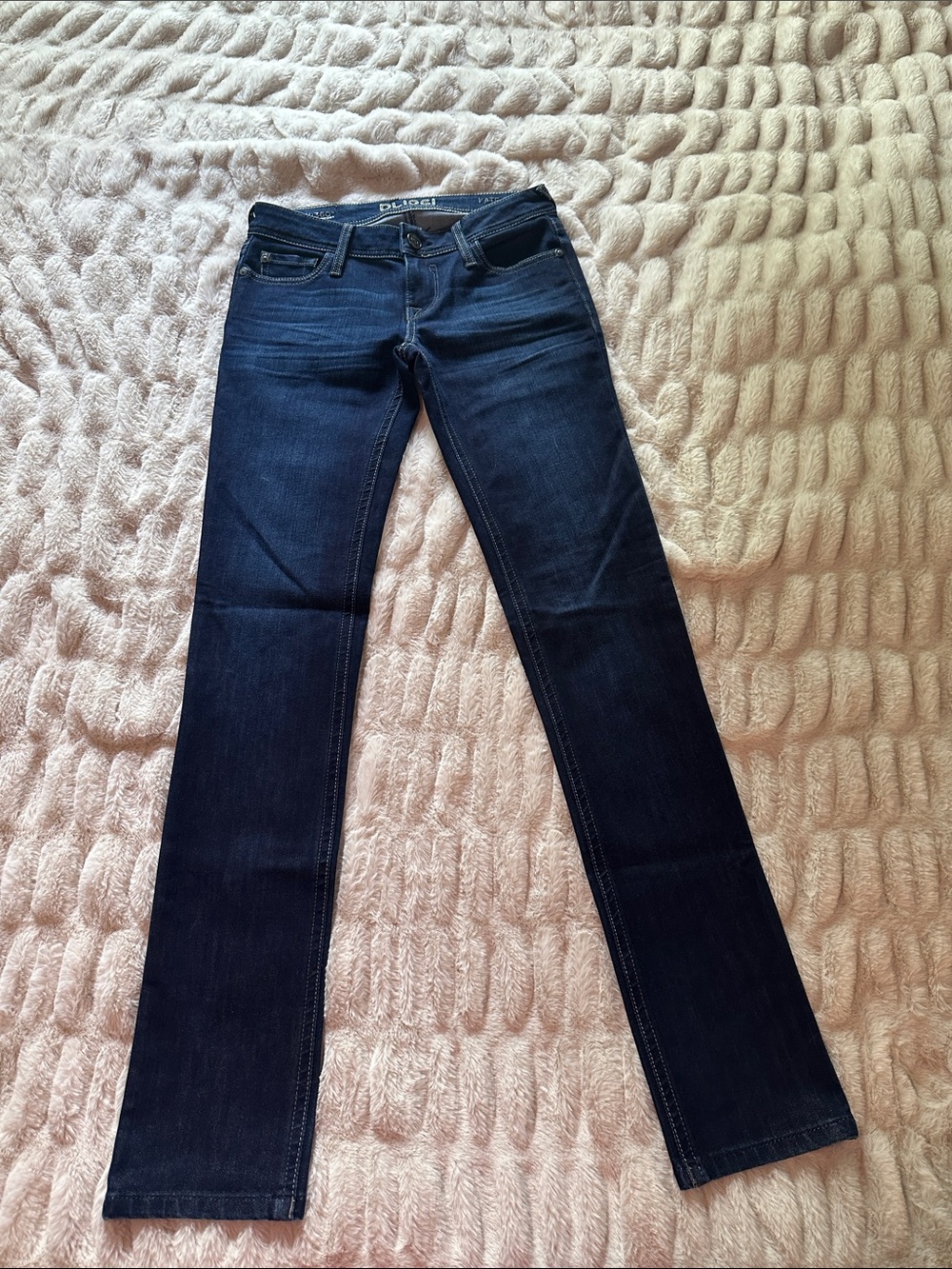 DL1961 Women’s Dark Indigo Slim Straight Jeans size 26